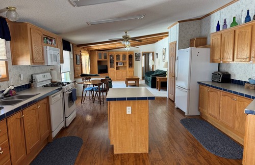 Markleton Casa | 4 bedrooms, cozy lodging near mountain resorts. Ideal for comfort and outdoors.