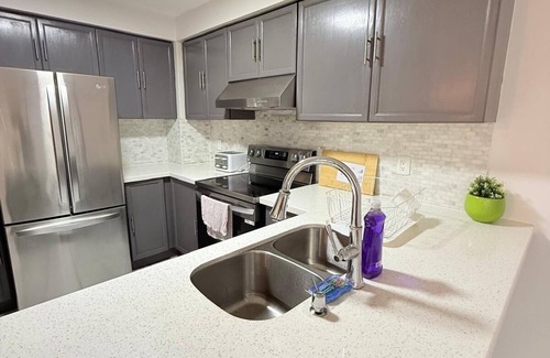 Erin Mills Casa | 4 Bedrooms Detached Home with parking, closer to commercial area