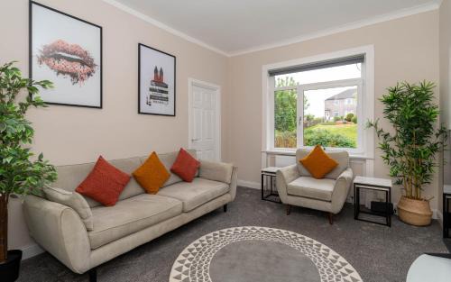 Cardonald Apartamento | 4 Bedrooms Homely House - Sleeps 6 Comfortably with 6 Double Beds,Glasgow, Free Street Parking, Business Travellers, Contractors, & Holiday-Goers, Near All Major Transport Links in Glasgow & City Centre