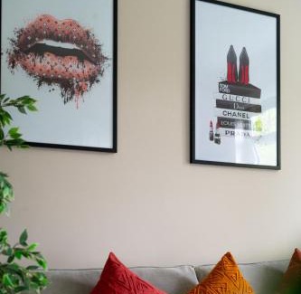 Cardonald Apartamento | 4 Bedrooms Homely House - Sleeps 6 Comfortably with 6 Double Beds,Glasgow, Free Street Parking, Business Travellers, Contractors, & Holiday-Goers, Near All Major Transport Links in Glasgow & City Centre