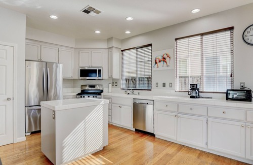 North Stonehurst Casa | 4 Bedrooms only 10 minutes from Oakland Airport, 27 minutes from San Francisco