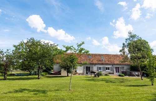 Rilly-sur-Loire Casa | 4 bedrooms sleeps 12 in large property with large wooded grounds in a quiet location