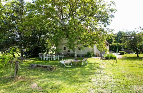 Rilly-sur-Loire Casa | 4 bedrooms sleeps 12 in large property with large wooded grounds in a quiet location