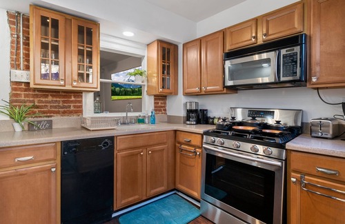 West Conshohocken Casa | 4 Beds/3 Bedrooms/King Beds/Sleeps 8/Historic Mid-Century Home