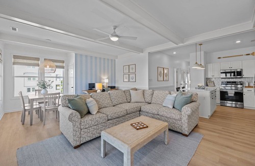Emerald Isle Condominio | 4 Beds, 90-Sec Walk to Beach, 2 pools,Tennis & PB!!