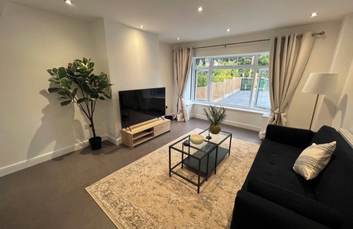 Manton Casa | 4 Beds House Coventry Sleep 7 With 3parking Spaces