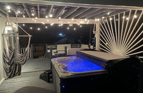 Waterford Casa | 4 Beds, Pizza Oven, Hot Tub, Mini- Golf, Lake View, Bowling, Projector & More!