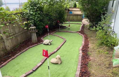 Waterford Casa | 4 Beds, Pizza Oven, Hot Tub, Mini- Golf, Lake View, Bowling, Projector & More!