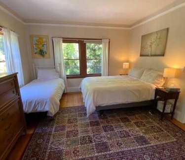 Poets Corner Apartamento | 4 Berkeley Furnished Apartment - 2 Beds Laundry and Parking