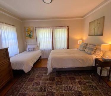 Poets Corner Apartamento | 4 Berkeley Furnished Apartment - 2 Beds Laundry and Parking