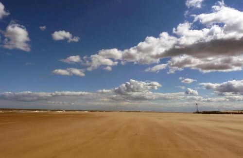 Anderby Creek Otro | 4 Berth Caravan For Hire At Sunkist Holiday Park Near Skegness Ref 42084S