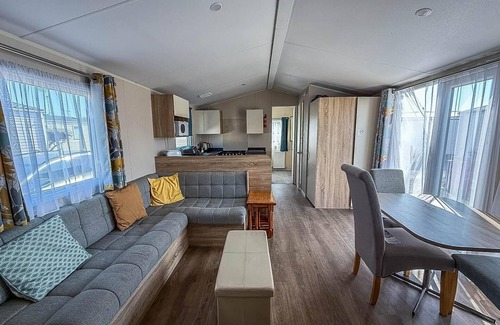 Felixstowe Casa | 4 berth caravan with unlimited Wi-Fi at Suffolk Sands Holiday Park ref 45022B