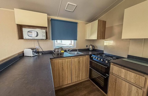 Felixstowe Casa | 4 berth caravan with unlimited Wi-Fi at Suffolk Sands Holiday Park ref 45022B
