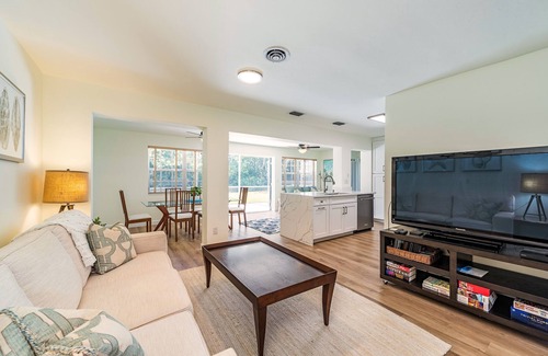 Coquina Sands Casa | 4 blocks to the Lowdermilk beach. Walk to movie theatre, mall and grocery store