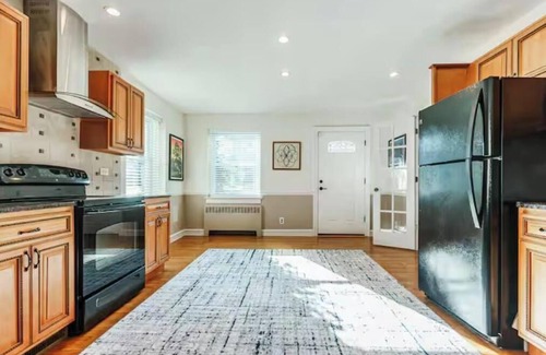 Springfield Casa | 4 BR 3 BA - EV Charger - Garage & Driveway Parking