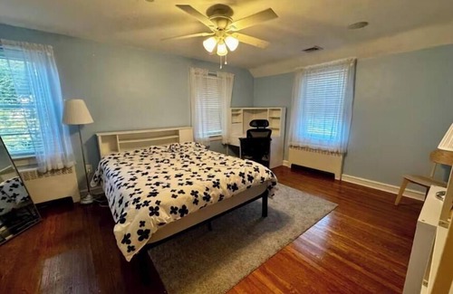 Springfield Casa | 4 BR 3 BA - EV Charger - Garage & Driveway Parking