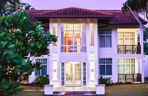 Hikkaduwa Villa | 4 BR Beachfront private villa with pool