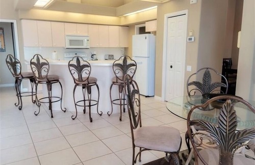 Saint Armands Key Casa | Bienvenido a nuestra casa de la piscina Malibu Canal Front, cerca de la playa de Lido 4 BR / 3 BA Sleeps 8