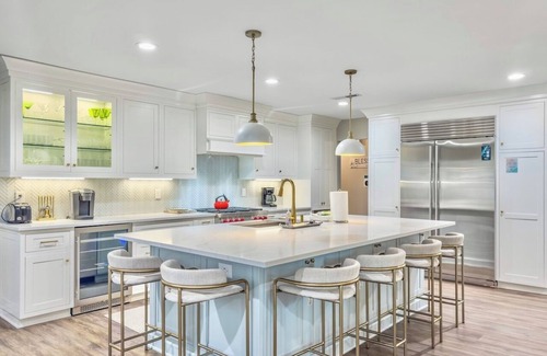 Isle of Palms Casa | 4 BR Heated Pool, Hot Tub, Chef's Kitchen, Pet Friendly, 3 Minute Walk to Beach