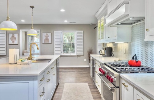 Isle of Palms Casa | 4 BR Heated Pool, Hot Tub, Chef's Kitchen, Pet Friendly, 3 Minute Walk to Beach