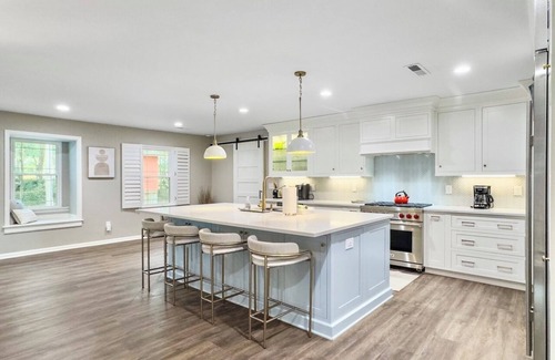 Isle of Palms Casa | 4 BR Heated Pool, Hot Tub, Chef's Kitchen, Pet Friendly, 3 Minute Walk to Beach