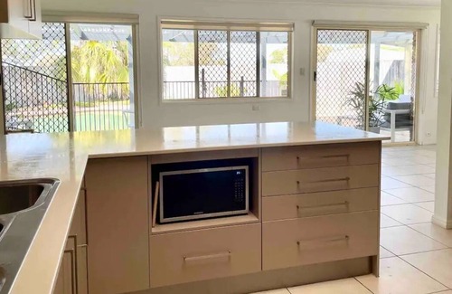 Runaway Bay Casa | 4 BR Home in Runaway Bay Close to Sports Complex
