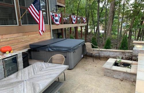 Camdenton Casa | 4 BR Home on the 17th Green at Old Kinderhook