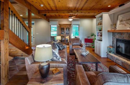 Camdenton Casa | 4 BR Home on the 17th Green at Old Kinderhook