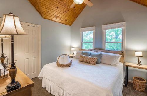 Camdenton Casa | 4 BR Home on the 17th Green at Old Kinderhook