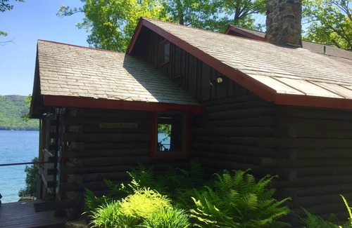 Silver Bay Cabina | 4 Br Lake George Waterfront Home W / Dock, mecedora y espectacular vista