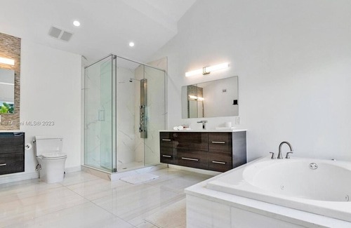 Eastern Shores Casa | 4 BR Modern Villa on the water!