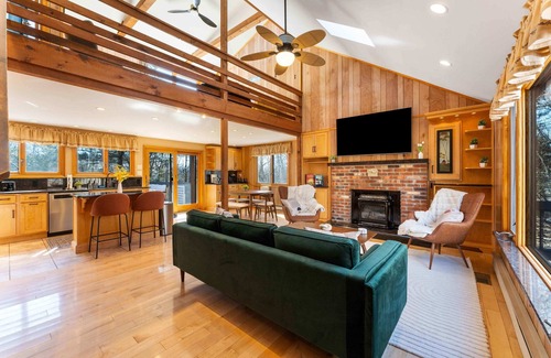 Tunkhannock Township Casa | 4 Br Mtn Cabin! Sauna~Hot Tub~Fire Pit~Putt Putt