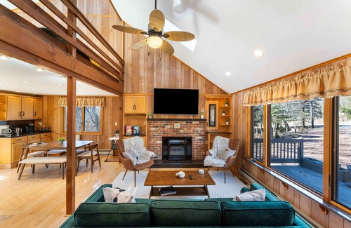 Tunkhannock Township Casa | 4 Br Mtn Cabin! Sauna~Hot Tub~Fire Pit~Putt Putt