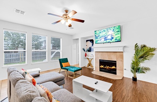 South Arlington Casa | 4 BR w/ Pool 10 min to Six flags