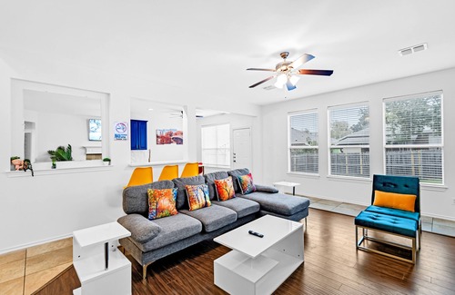 South Arlington Casa | 4 BR w/ Pool 10 min to Six flags