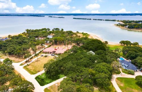 Lakewood Village Casa | 4-BR Waterfront - Pool Kayak Paddleboard & More