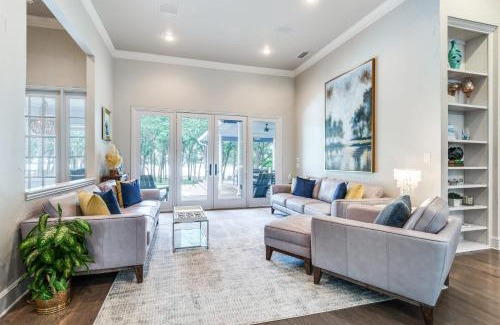 Lakewood Village Casa | 4-BR Waterfront - Pool Kayak Paddleboard & More