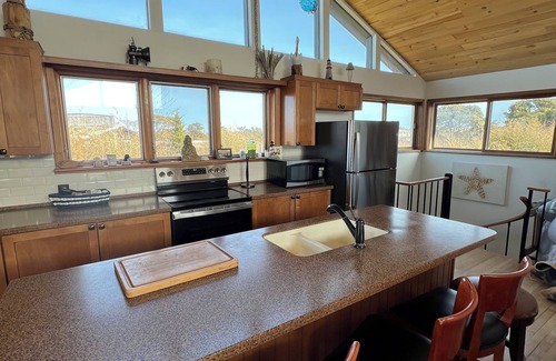 Ocean Beach Casa | 4 BR with bay views in Corneille Estates. Right next to Ocean Beach and quiet!