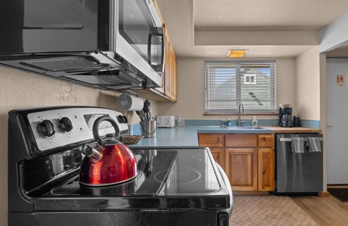 Downtown Cannon Beach Apartamento | 4 Buccaneer Bay: Charming Bungalow | Walk to Beach | Dog-Friendly