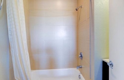 Dilley Casa | 4 Budget-Friendly Units! Short Drive to Fireman’s Park, Free Breakfast!