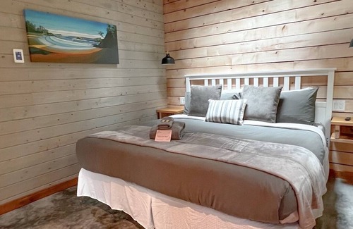 Ucluelet Cabina | #4 CABIN COUPLES KING BED HOTTUB BEACH