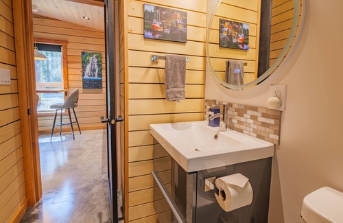 Ucluelet Cabina | #4 CABIN COUPLES KING BED HOTTUB BEACH