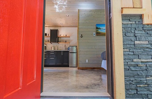 Ucluelet Cabina | #4 CABIN COUPLES KING BED HOTTUB BEACH