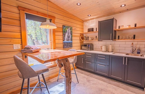 Ucluelet Cabina | #4 CABIN COUPLES KING BED HOTTUB BEACH