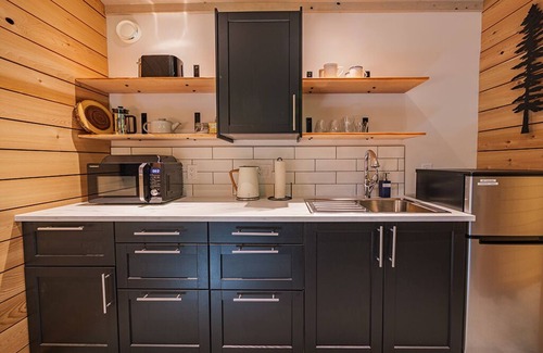 Ucluelet Cabina | #4 CABIN COUPLES KING BED HOTTUB BEACH