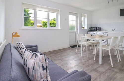 South Cave Cabaña | 4 CASTLE MEWS, pet friendly, with a garden in South Cave