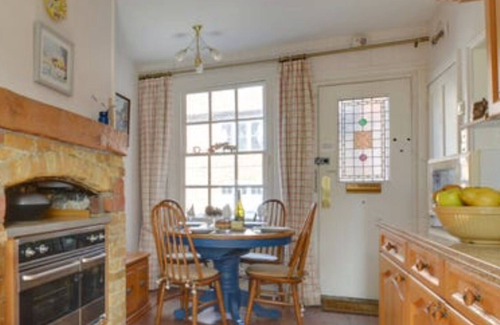 Wingham Cabaña | Encantadora propiedad de carácter en Historic Wingham Village pubs golf cycling
