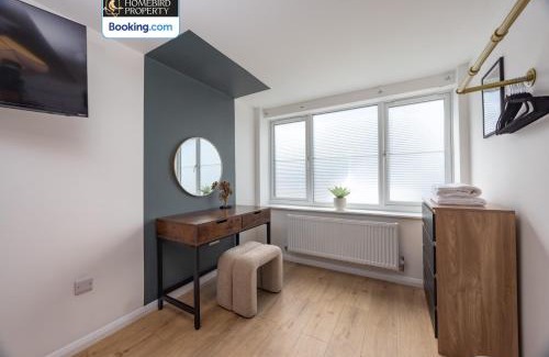 Leeds Casa | 4 Cozy Double Bedroom House By Homebird Property Management Short Lets & Serviced Accommodation Leeds With Private Parking & Free WiFi
