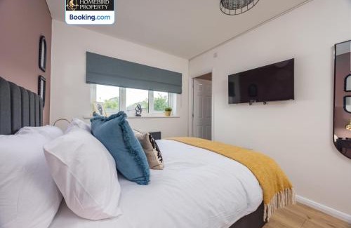 Leeds Casa | 4 Cozy Double Bedroom House By Homebird Property Management Short Lets & Serviced Accommodation Leeds With Private Parking & Free WiFi