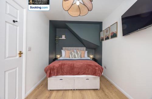 Leeds Casa | 4 Cozy Double Bedroom House By Homebird Property Management Short Lets & Serviced Accommodation Leeds With Private Parking & Free WiFi
